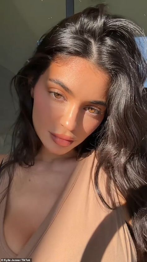 Recent: Kylie took to social media on Saturday to share her 'everyday makeup' routine with her millions of fans Kylie Jenner Makeup Look, Kylie Jenner Makeup Tutorial, Kylie Makeup, Jenner Makeup, Kylie Lips, Kylie Jenner Makeup, Everyday Makeup Routine, Kylie Kristen Jenner, Beauty Guru