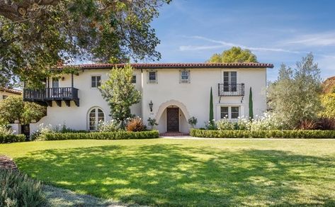 Spanish Moorish Architecture, Pasadena California Homes, 1920s Spanish Revival Home, Colonial Revival Kitchen, Spanish Library, Modern Spanish Farmhouse, Colonial Renovation, Spanish Colonial Architecture, Mission Revival