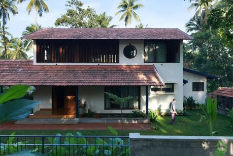 Wabi Sabi House, Home Designs Exterior, Modern Tropical House, Indian Home Design, Colonial History, Kerala House Design, Kerala Houses, House Blend, Indian Homes