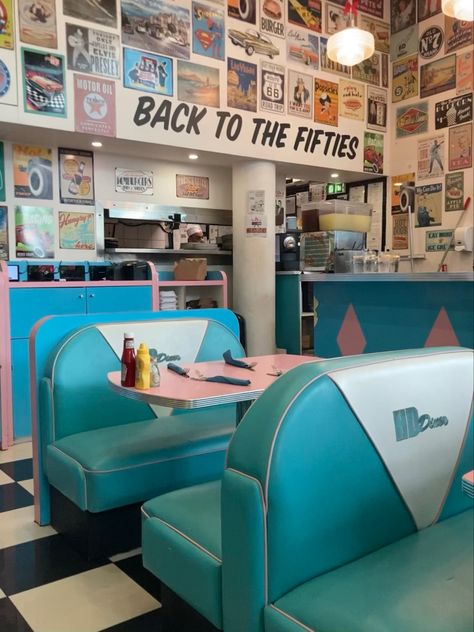 It was GODLY fkckin loved it #50s #restaurant 1950s Diner Food, 60s Restaurant, 50s Restaurant, 60s Lifestyle, Diner Aesthetic, 50s Photos, 50s Aesthetic, 1950s Diner, 50s Diner