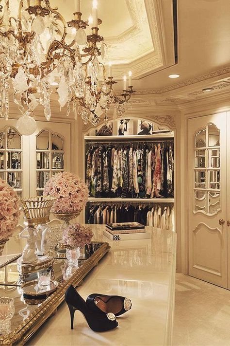 Pinterest’s best walk in wardrobes: inspiration photos - Vogue Australia Walk In Closet Luxury, Elegant Closet, بيوت ملكية, Pretty Closets, Dream Closet Design, Beautiful Closets, Luxury Closets Design, Dream Closets, Dream House Rooms