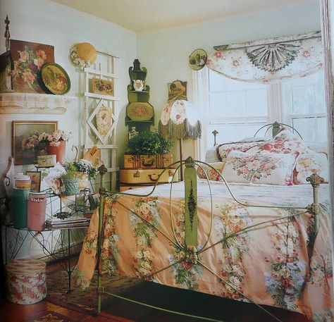 *) Cottage Style Bedroom, Vintage Bedroom Styles, Vintage Bedroom Decor, Retro Bedrooms, Casa Country, Room Photo, Cottage Bedroom, Room Deco, Shabby Chic Bedrooms