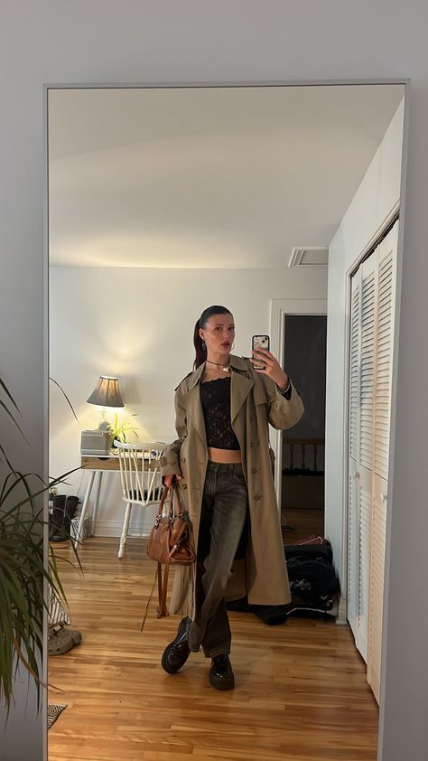 Styling Long Trench Coats, Y2k Trench Coat Outfit, Outfits With Brown Trench Coat, Outfits With Tan Trench Coat, 90s Trench Coat Outfit, Trench Coat Dinner Outfit, Trench Coat Fits Aesthetic, Trench Coat Outfits Aesthetic, Spring Outfits Trench Coat