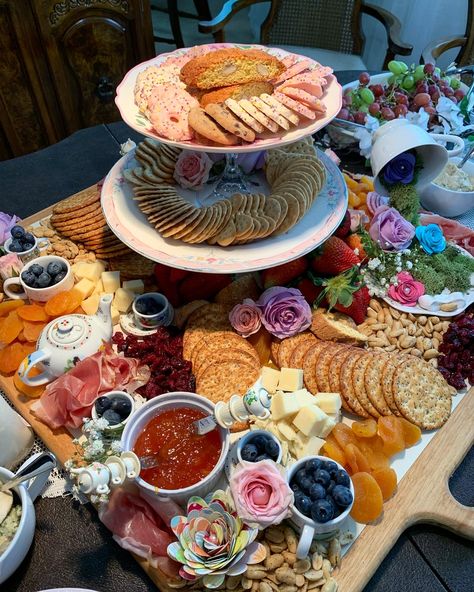 Charcuterie Board for a tea party with fresh flowers Fairy Tea Party Food, Alice In Wonderland Tea Party Food, Tea Party Snacks, Fairy Party Food, Alice In Wonderland Food, Adult Tea Party, Fairy Garden Birthday Party, Alice In Wonderland Tea Party Birthday, Fairy Tea Parties