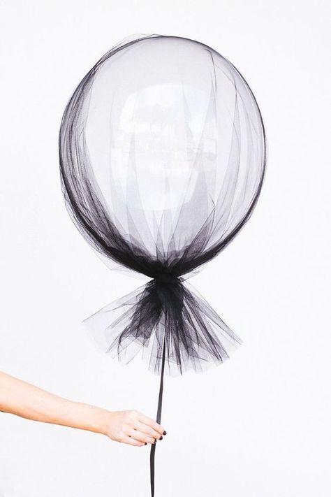 black netting and helium balloons for party decor Hallowen Ideas, Inspiration For Kids, Fete Halloween, White Table, Halloween Birthday, Grad Parties, Halloween Party Decor, Party Inspiration, Diy Halloween