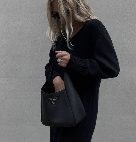 Black Prada Bag, Zapatillas Veja, Chic Jean Outfits, All Black Fashion, Business Casual Outfits For Women, Minimal Chic, Casual Work Outfits, Business Casual Outfits, Elegant Outfit