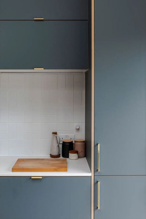 The Woodlands Road project features Fenix Verde Comodoro plywood kitchen fronts alongside brass edge pull handles. All using IKEA Metod or Sektion cabinets. #plywoodkitchen #birchplywood #plywood #ikeahack #kitchenideas #kitchentrends 📷 Neil Perry Photography Kitchen Colourful, Sektion Cabinets, Neil Perry, Plywood Kitchen, Kitchen Blue, Ikea Kitchen Cabinets, Pull Handles, The Woodlands, Kitchen Trends