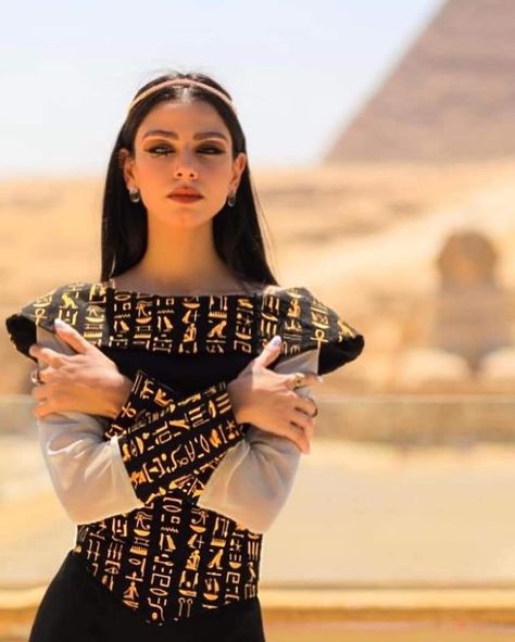 Egyptian woman wearing ancient Egyptian clothes Egyptian Style Clothes, Egyptian Women Modern, Egyptian Clothing Women, Modern Egyptian Fashion, Egyptian Traditional Clothing, Ancient Egyptian Dress, Egyptian Goddess Costume, Egyptian Outfit, Ancient Egyptian Clothing