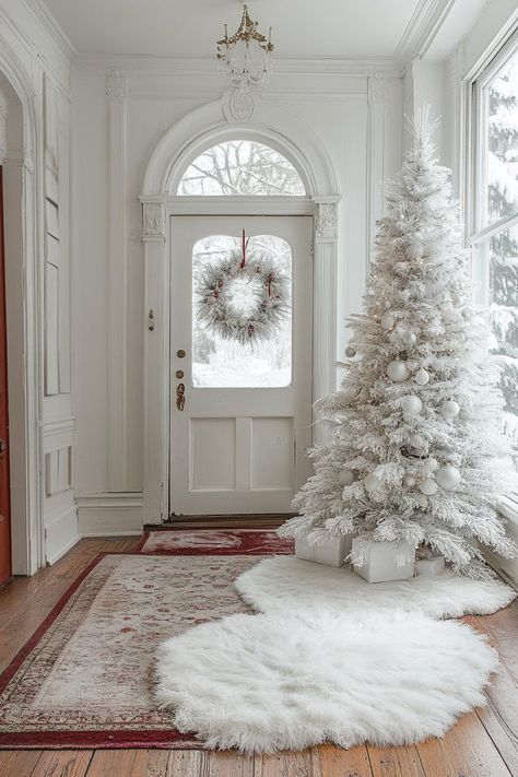 Christmas Hallway, White Christmas Tree Decorations, White House Christmas, Elegant Christmas Trees, Christmas Decor Inspiration, A White Christmas, Christmas Tree Inspiration, Winter Wonderland Christmas, White Christmas Decor