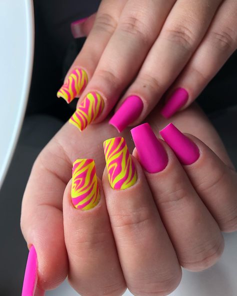 40+ Pretty Ideas for Pink and Yellow Nails that Turn Heads - Nail Designs Daily Bright Summer Nails Designs, Neon Yellow Nails, Swirl Nail Art, Neon Pink Nails, Yellow Nail Art, Yellow Nails Design, Yellow Nail, Nails Trend, Acrylic Pink