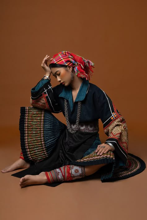 Traditional costume of the Hmong people :: Behance Decade Outfits, Ancient China Clothing, Traditional Vietnamese Clothing, Vietnamese Traditional Clothing, Orientation Outfit, Hmong Fashion, Vietnamese Clothing, Hmong Clothes, Armor Clothing