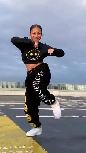 'make sure to follow me for more pinsig@yva_landria Afro Dance Outfit, Afro Dance Aesthetic, How To Shake Your Hips, Amapiano Dance Videos, Wait Dance, Hip Hop Dancer Aesthetic, Dancehall Aesthetic, Yva Landria, Cool Dance Videos