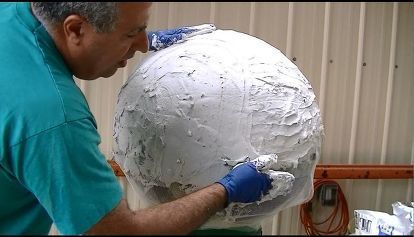 Do this to a yoga ball to get amazing outdoor decor - This is the coolest thing you'll see all day! Large sphere molds can be very difficult to find. At History Stones we sell 10", 12" and 15" diameter molds. We often receive requests for larger spheres, diy | diy garden art | diy gardens | gardening | diy gardens | garden | backyard art | backyard Hula Hoop Canopy, Sphere Planter, Large Concrete Planters, Backyard Art, Garden Spheres, Diy Concrete Planters, Acid Stain, Outdoor Designs, Gardening Diy