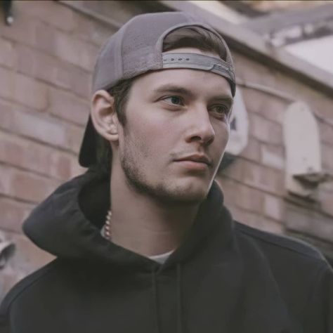 Jasmine + Tiffany on Instagram: “Good morning and happy #mancrushmonday we love a good pic of Ben with a hoodie and backwards cap. 😍😍😍 Have you seen Bigga Than Ben?…” Backwards Hat Reference, Backwards Cap Guy, Backwards Hat Men, Brunette Boys, Cap Backwards, Backwards Cap, Backwards Hat, Man Crush Monday, Ben Barnes