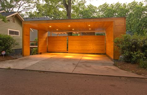 The carport leaves the vehicles it shelters partially exposed to the elements but encourages a southeast breeze to flow through, keeping the spaces cool. Open Garage, Wooden Carports, Carport Modern, Modern Carport, Carport Patio, Outdoor Extension, Carport Plans, Pergola Carport, Car Port