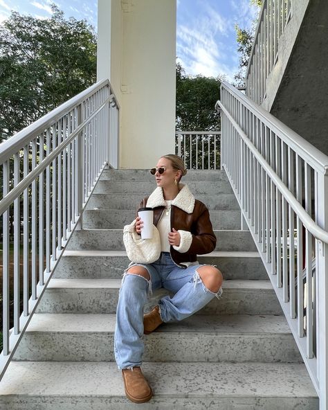 Brown Shearling Jacket Outfit, White Leather Jacket Outfit, Shearling Jacket Outfit, Mini Uggs Outfit, Winter Fashion 2022, Brown Shearling Jacket, White Jacket Outfit, Mini Uggs, Oversized White T Shirt