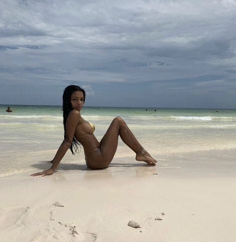 Humour, Baddie Beach Pictures Poses, Baddie Beach Pics, Vaca Pic Ideas, Christa Core, Holiday Photo Inspo, Pose For Beach Picture Ideas, Beach Poses Black Women, Body Inspo Beach