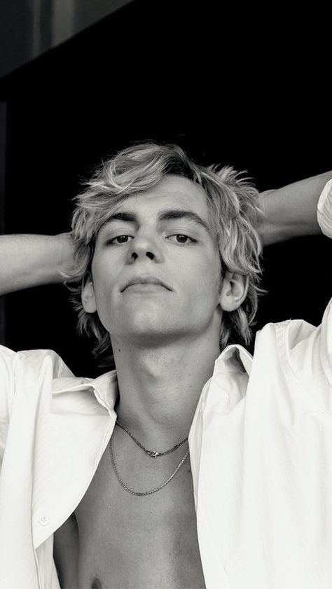 Austin Moon, Austin And Ally, Skateboard Art, Kitesurfing, Hot Actors, Cute Actors, Film Serie, White Photo, Pretty Men