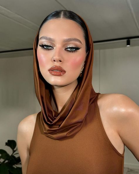 Make A Statement With This Spicy Dune Inspired Makeup Runway Looks Makeup, Dune Makeup Look, Metal Festival Makeup, Desert Eyes Makeup, Desert Makeup Looks, Dune Inspired Makeup, Dune Festival Outfit, Dune Fashion Aesthetic, Dune Halloween Costume