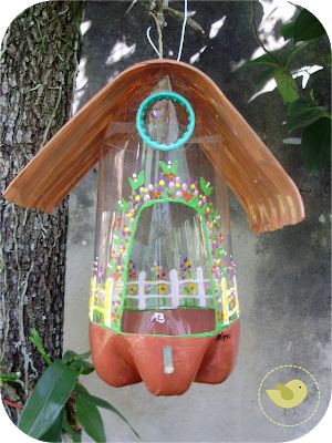 Bird Feeder Craft, Homemade Bird Houses, Homemade Bird Feeders, Animal Art Projects, Plastic Bottle Art, Diy Bird Feeder, Diy Birds, Bird Houses Diy, Plastic Bottle Crafts