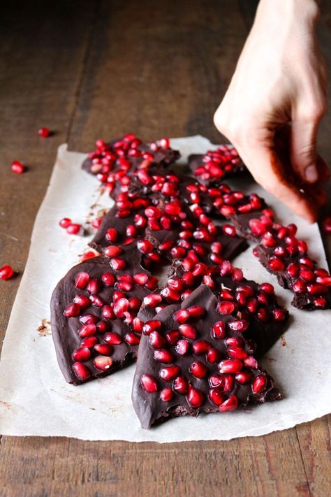 Clean Eating Christmas Recipes, Pomegranate Bark, Chocolate Pomegranate, Makanan Rendah Kalori, Pomegranate Recipes, Desserts Vegan, Bark Recipe, Raw Chocolate, Chocolate Bark