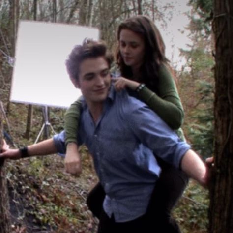 Cullen / Hale 🦋 on Instagram: “Some rare scenes/bloopers🐺🤍 • • • • #crepusculo #twilight #edwardcullen #kristenstewart #jaspercullen #alicecullen #rosaliehale #bellaswan…” Twilight Bts, Twilight Core, Twilight Vibes, Twilight 2008, Twilight Cast, Robert Pattinson And Kristen, Twilight Aesthetic, Twilight Photos, Team Edward