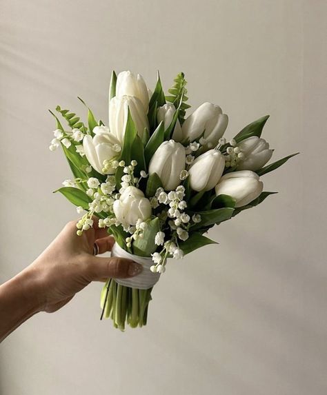 Craft Love with Flowers - Novice Guide to DIY Wedding Bouquets Tulips Wedding Boquet, White Tulips Bridal Bouquet, Wedding Bouquets Tulips, Flower Bouquet Romantic, Cabbage And Ham, Tulip Wedding Bouquet, Tulip Bridal Bouquet, White Tulip Bouquet, Lily Of The Valley Bouquet