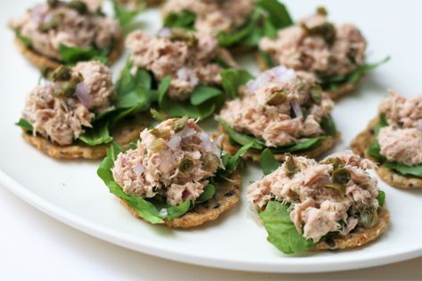 Tuna and Caper Bites Chicken Piccata With Capers, Tuna Appetizer, Chicken Breast Dishes, Capers Recipe, Beach Snacks, Seed Crackers, Cacciatore Recipes, Chicken Cacciatore Recipe, Elegant Appetizers