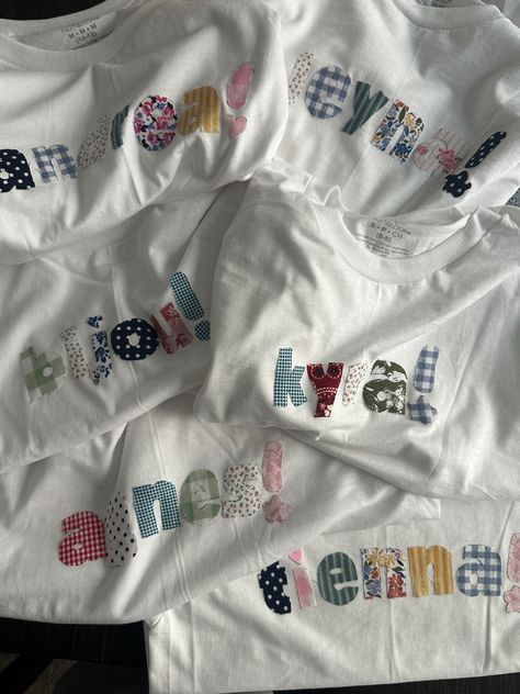 Diy Patchwork Shirt, Patchwork Tshirt, Senior Year Fun, Patchwork Tee, Clothes Embroidery Diy, Patchwork Clothes, Name Shirts, Cute Sewing Projects, Patchwork Shirt