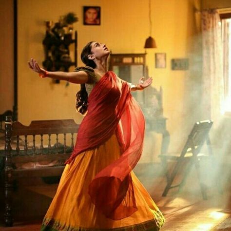 Sujata dancing (Aditi Rao Hydari) Gopi Dress, South Asian Aesthetic, Aditi Rao Hydari, Aditi Rao, Indian Women Painting, Simple Saree Designs, Traditional Indian Dress, Indian Look, Simple Sarees