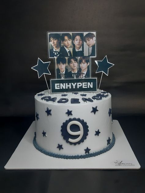 Enhypen Cake Design, Enhypen Cake Ideas, Bts And Enhypen, Korean Birthday Cake, Decoracion Aesthetic, Birthday Cake Designs, Cut Recipe, Aesthetic Letters, Korean Birthday