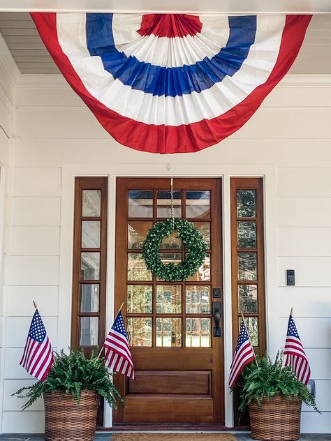 4th Of July Home Decor Front Porches, 4th Of July Outside Decorations, Fourth Of July House Exterior, Fourth Of July Outside Decor, Fourth Of July Yard Decor, 4th Of July Exterior Decor, Minimalist 4th Of July Decor, Coastal 4th Of July Decor, July 4th Front Porch Decorating Ideas