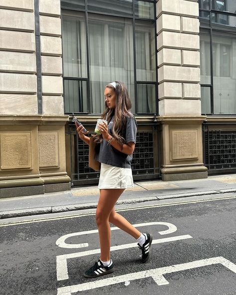 ISABELLA STOVEY | Tennis girl🎾👟 T shirt: @sportyandrich Skort: @boandtee Trainers: @adidas Bag: @mango | Instagram Casual Cool Girl Outfits, Trainers And Skirts Outfit, White Skort Outfit Casual, Summer Athleisure Tennis Skort, Sporty Summer Tennis Skort, Summer Skort Outfit, Sporty Summer Skort, Casual Outfits Skirt, Spring Tennis Mini Skirt