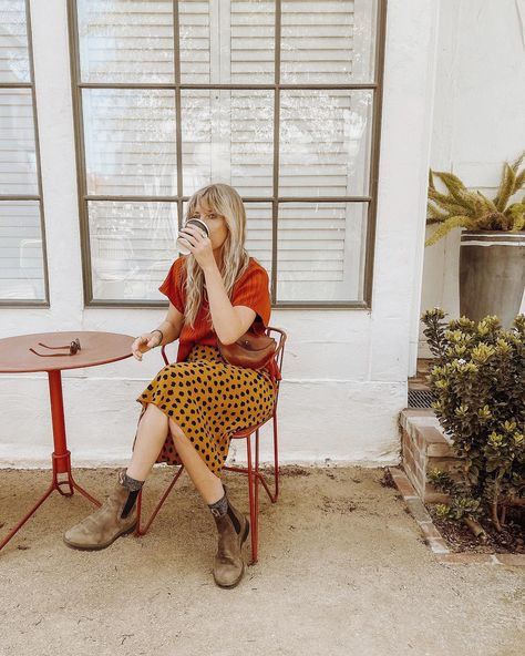 Love this summer outfit with Blundstone Boots and Skirts. #Regram via @CbiBBmTgFIF Blundstones And Skirts Outfit, Skirt And Blundstone Outfit, Blundstones With Skirt, Summer Chelsea Boots Outfit, Blundstone Skirt Outfit, Boots Midi Skirt Outfit, Blunderstone Women Outfit, Blundstone With Dress, Blundstone Outfit Dress