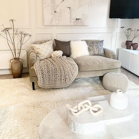 Large White Rug Living Room, Fluffy Rugs In Living Room, Cream And Beige Living Room, White Shaggy Rug, Glamorous Living Room, Cream Living Rooms, Classy Living Room, Renovation Inspiration, Beige Living Rooms