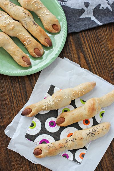 Finger Breadsticks, Breadsticks Easy, Halloween Finger Foods, Spooky Dinner, Halloween Party Appetizers, Easy Halloween Party, Halloween Party Snacks, Halloween Treats Easy, Party Appetizers Easy