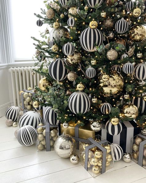 contemporary-christmas-decorating-ideas-2 Natal, Modern Christmas Decor Ideas, Christmas Shop Displays, Christmas Decorations Apartment, Glam Christmas Decor, Holiday Tips, Creepy Christmas, Christmas Themes Decorations, Contemporary Christmas