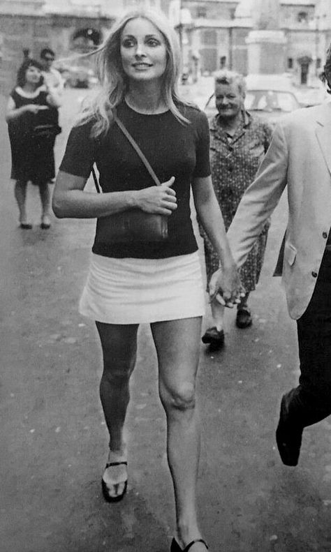 60s Fashion Sharon Tate, Modern 60s Fashion, Sharon Tate Style, 60s Mini Skirt, 60s Outfits, Style Icons Inspiration, 1950s Models, Beatnik Style, White Skirt Outfits