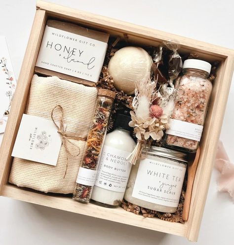 Diy Gift Sets To Sell, Christmas Gift Hampers Ideas, Spa Kit Gift, Gift Box Ideas, Diy Gifts To Sell, Handmade Soap Recipes, Diy Gift Set, Comfort Gifts, Spa Gift Box