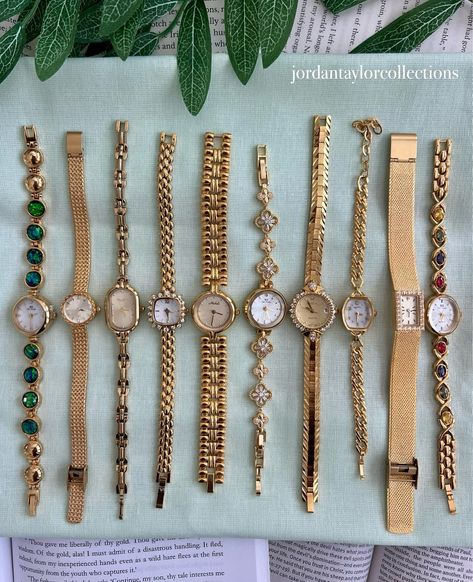 My pinterest board😍 Green and gold is such a beautiful combination🌿🌱 #vintagewatch #vintagegoldwatch #goldwatch #classicjewelry #jewelry #aesthetic Old School Jewelry, Green Jewelry Aesthetic, Dainty Watches, Watches And Bracelets, Vintage Gold Watch, Jewelry Piercing, Green Watch, Gold Watches, Jewelry Aesthetic