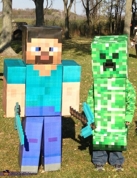 Minecraft Steve and Creeper - Homemade costumes for kids Minecraft Halloween Costume, Creeper Costume, Homemade Costumes For Kids, Funny Kid Costumes, Diy Costumes Kids Boys, Minecraft Costumes, Halloween Costumes To Make, Minecraft Steve, Costume Works