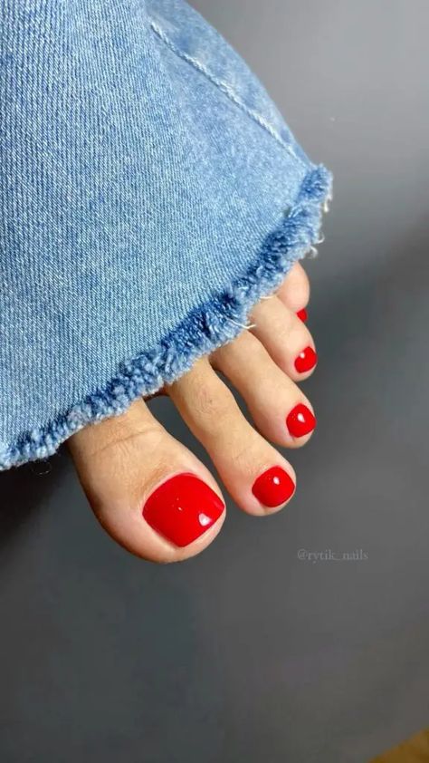 Embracing the Summer Vibe with Chic Toe Nail Styles 75 Ideas Bright Red Toe Nails, Red Toe Nails Ideas, Red Nails Pedicure, Red Nails Toes, Pedicure Ideas Red, Red Toes Pedicure, Red Toe Nail Designs, Short Toe Nails, Foot Nails Design