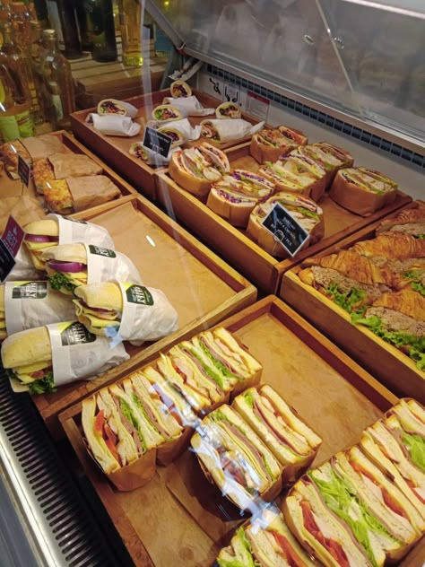 Sandwich Shop Decor, Bakery Sandwich Ideas, Sandwich Shop Interior, Sandwich Shop Design, Sandwich Display, Local Food Shop, Sandwich Packaging, Deli Cafe, Lunch Catering