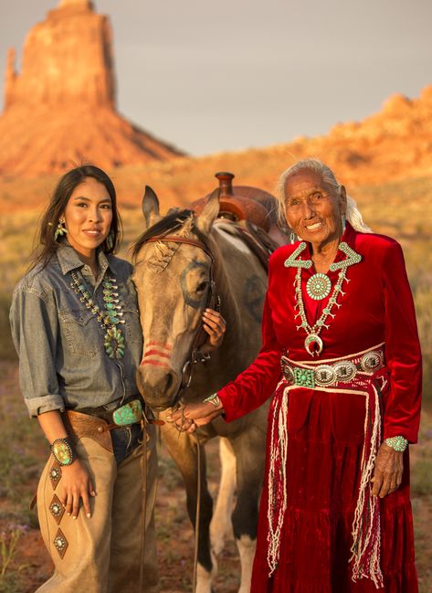 Photography With A Purpose: Supporting Navajo People In Need – Cowboys and Indians Magazine Western Comics, Native American Pictures, Native American Photos, Navajo Nation, Cowboys And Indians, Native American Peoples, Native American Heritage, American Indian Art, Pow Wow