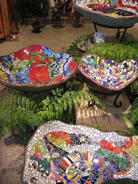 #gardenideas #garden #gardening #gardeningideas Diy Mosaic Garden, Diy Mosaic Projects, Concrete Fabric, Mosaic Birdbath, Mosaic Pots, Mosaic Garden Art, Concrete Bowl, Mosaic Birds, Mosaic Stained