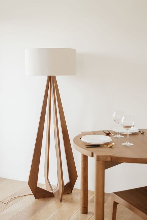 Walnut wood floor lamp with natural burlap cable and soft white lampshade Oak Floor Lamp, Walnut Wood Floors, Lampshade Fabric, Nice Furniture, Rustic Wood Crafts, Wood Lamp Design, Unique Floor Lamps, Wood Floor Lamp, Diy Wooden Projects