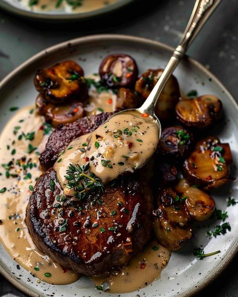 Kitchen Flavors Creative Steak Recipes, Desert Aesthetic Food, Steak Entrees, Beef Tenderloin Steaks, Gourmet Entrees, Gourmet Dinner Recipes, Chef Dinner, Fine Dining Recipes, Beef Tenderloin