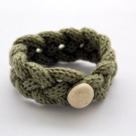 How to make a toilet roll French knitting loom - Kiwi Families French Knitting Ideas, Tolletjie Brei, Wool Bracelet, Knitting Spool, Knitted Bracelet, Spool Knitting, Knit Bracelet, Lucet, French Knitting