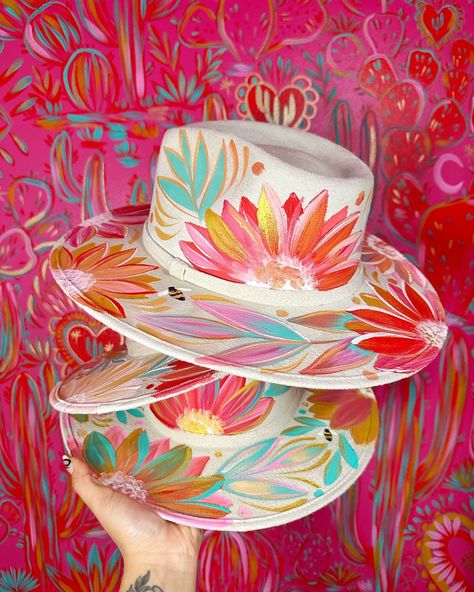 Paint Cowboy Hat, Painting Hats, Hand Painted Hats, White Gallery Wall, Textured Hat, Latina Style, Texas Western, Sewing Hats, Colorful Florals