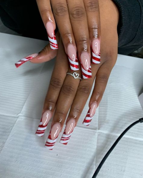 VA 18. Nail Tech Mani on Instagram: “candy cane frenchies ❤️ B O O K N O W🤍 15% off c o d e : SNOW #manifestedit💅🏽 @manifestedby.mani service: creative freestyle add…” Peppermint French Tip Nails, Candy Cane Acrylic Nails, Candy Cane Nails Acrylic, Candy Cane French Tip Nails, Candy Cane Nail Art, Candy Cane Makeup, Nails Xmas, Snow Nails, Candy Cane Nails